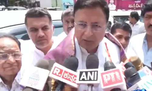 ईंधन की कीमतों में ताज़ा बढ़ोतरी पर Congress के रणदीप सुरजेवाला ने केंद्र पर साधा निशा ईंधन की कीमतों में ताज़ा बढ़ोतरी पर Congress के रणदीप सुरजेवाला ने केंद्र पर साधा निशा
