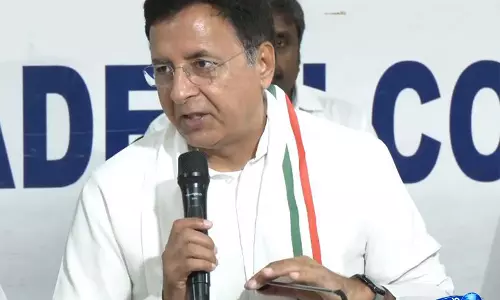 ईंधन की कीमतों में बढ़ोतरी को लेकर सुरजेवाला ने BJP पर साधा निशाना ईंधन की कीमतों में बढ़ोतरी को लेकर सुरजेवाला ने BJP पर साधा निशाना