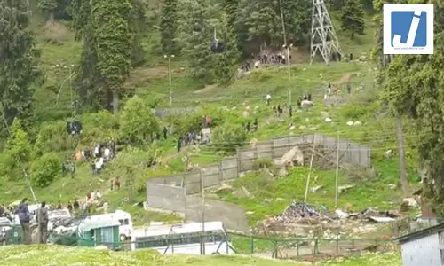 गुलमर्ग में गोंडोला सेवा ठप, हवा में फंसे पर्यटकों को बचाने के लिए रेस्क्यू ऑपरेशन जारी गुलमर्ग में गोंडोला सेवा ठप, हवा में फंसे पर्यटकों को बचाने के लिए रेस्क्यू ऑपरेशन जारी