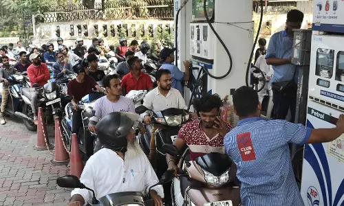 CTI की मांग: पेट्रोल-डीजल पर सभी राज्यों में 5% समान VAT लागू करने का केंद्र से आग्रह CTI की मांग: पेट्रोल-डीजल पर सभी राज्यों में 5% समान VAT लागू करने का केंद्र से आग्रह