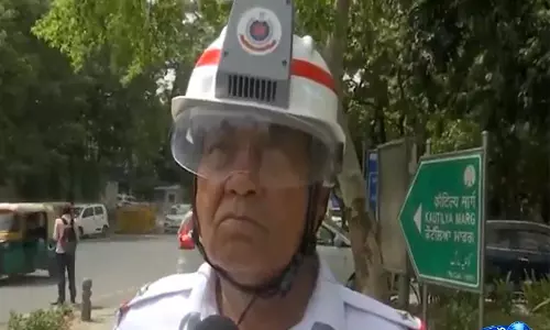 तपती सड़कों पर शांत दिमाग: Delhi ट्रैफिक पुलिस टेक्नोलॉजी वाले हेलमेट से लू का मुकाबला कर रही तपती सड़कों पर शांत दिमाग: Delhi ट्रैफिक पुलिस टेक्नोलॉजी वाले हेलमेट से लू का मुकाबला कर रही