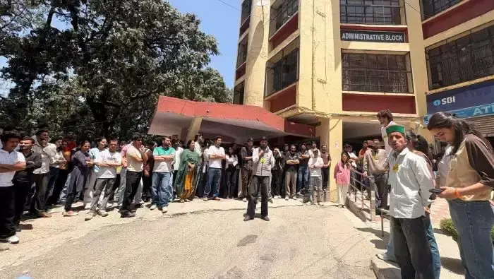 Shimla: छात्र संगठन का आंदोलन, विश्वविद्यालय प्रशासन पर उठाए सवाल Shimla: छात्र संगठन का आंदोलन, विश्वविद्यालय प्रशासन पर उठाए सवाल