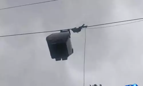 Gulmarg Gondola में फंसे पर्यटकों का रेस्क्यू, सेना ने संभाला अभियान Gulmarg Gondola में फंसे पर्यटकों का रेस्क्यू, सेना ने संभाला अभियान
