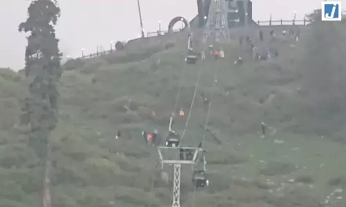 आसमान की सैर पर ब्रेक: केबल कार में तकनीकी गड़बड़ी, पर्यटक फंसे आसमान की सैर पर ब्रेक: केबल कार में तकनीकी गड़बड़ी, पर्यटक फंसे