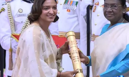ऐतिहासिक विश्व कप जीत के बाद Harmanpreet Kaur को पद्म श्री से किया गया सम्मानित ऐतिहासिक विश्व कप जीत के बाद Harmanpreet Kaur को पद्म श्री से किया गया सम्मानित