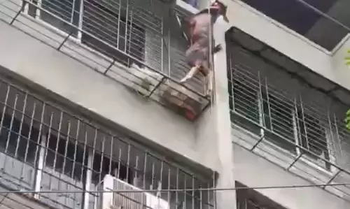 live rescue वीडियो : तीसरी मंजिल से लटका बकरा... live rescue वीडियो : तीसरी मंजिल से लटका बकरा...