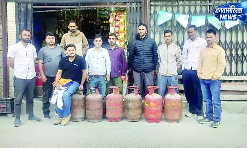 गरोला में मनमर्जी से सिलेंडर बांट रही गैस एजेंसी