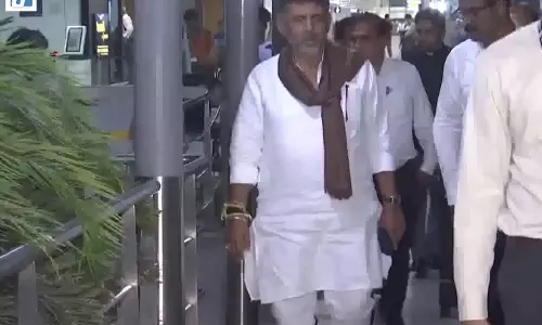 कर्नाटक के उपमुख्यमंत्री डी.के. शिवकुमार दिल्ली पहुंचे, राजनीतिक हलचल तेज कर्नाटक के उपमुख्यमंत्री डी.के. शिवकुमार दिल्ली पहुंचे, राजनीतिक हलचल तेज