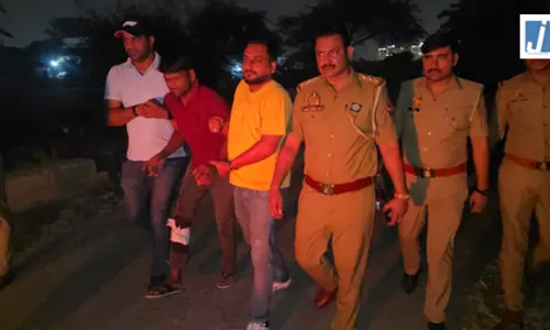हत्याकांड का आरोपी पुलिस मुठभेड़ में गिरफ्तार, पत्नी की हत्या कर परिवार पर किया जानलेवा हमला हत्याकांड का आरोपी पुलिस मुठभेड़ में गिरफ्तार, पत्नी की हत्या कर परिवार पर किया जानलेवा हमला