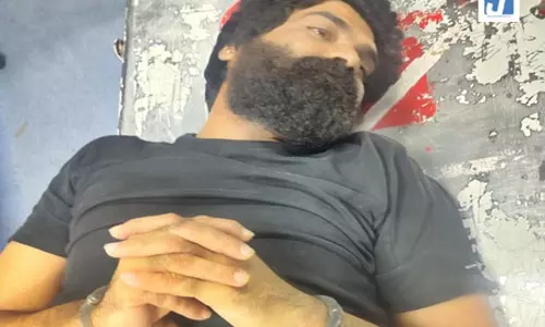 गिरफ्तारी के दौरान हुई झड़प में कुख्यात अपराधी को लगी गोली गिरफ्तारी के दौरान हुई झड़प में कुख्यात अपराधी को लगी गोली