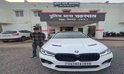 हाईवे पर सनरूफ में डांस का वीडियो वायरल, BMW कार जब्त, चालक पर कार्रवाई