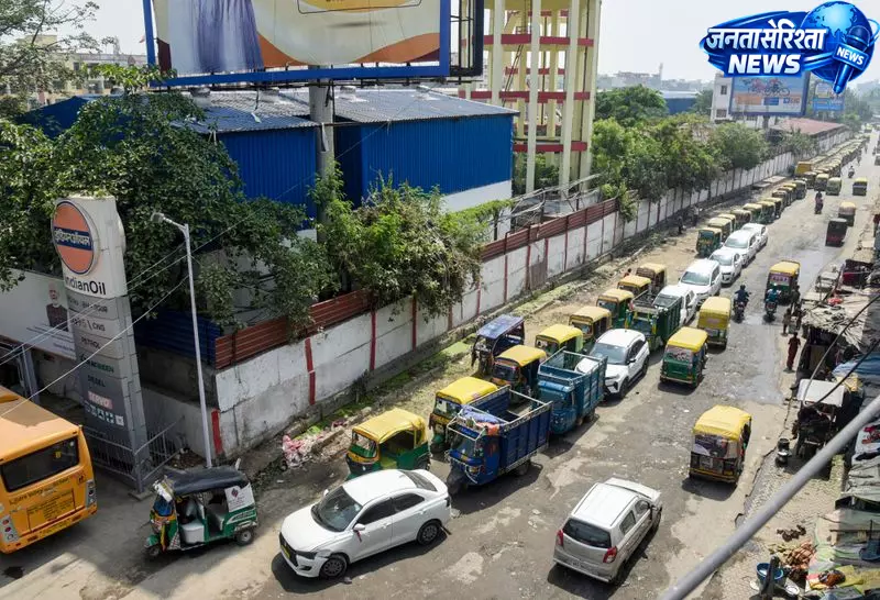 Petrol-डीज़ल की कीमतों में फिर बढ़ोतरी, दो हफ्ते में चौथी बार महंगा हुआ ईंधन Petrol-डीज़ल की कीमतों में फिर बढ़ोतरी, दो हफ्ते में चौथी बार महंगा हुआ ईंधन