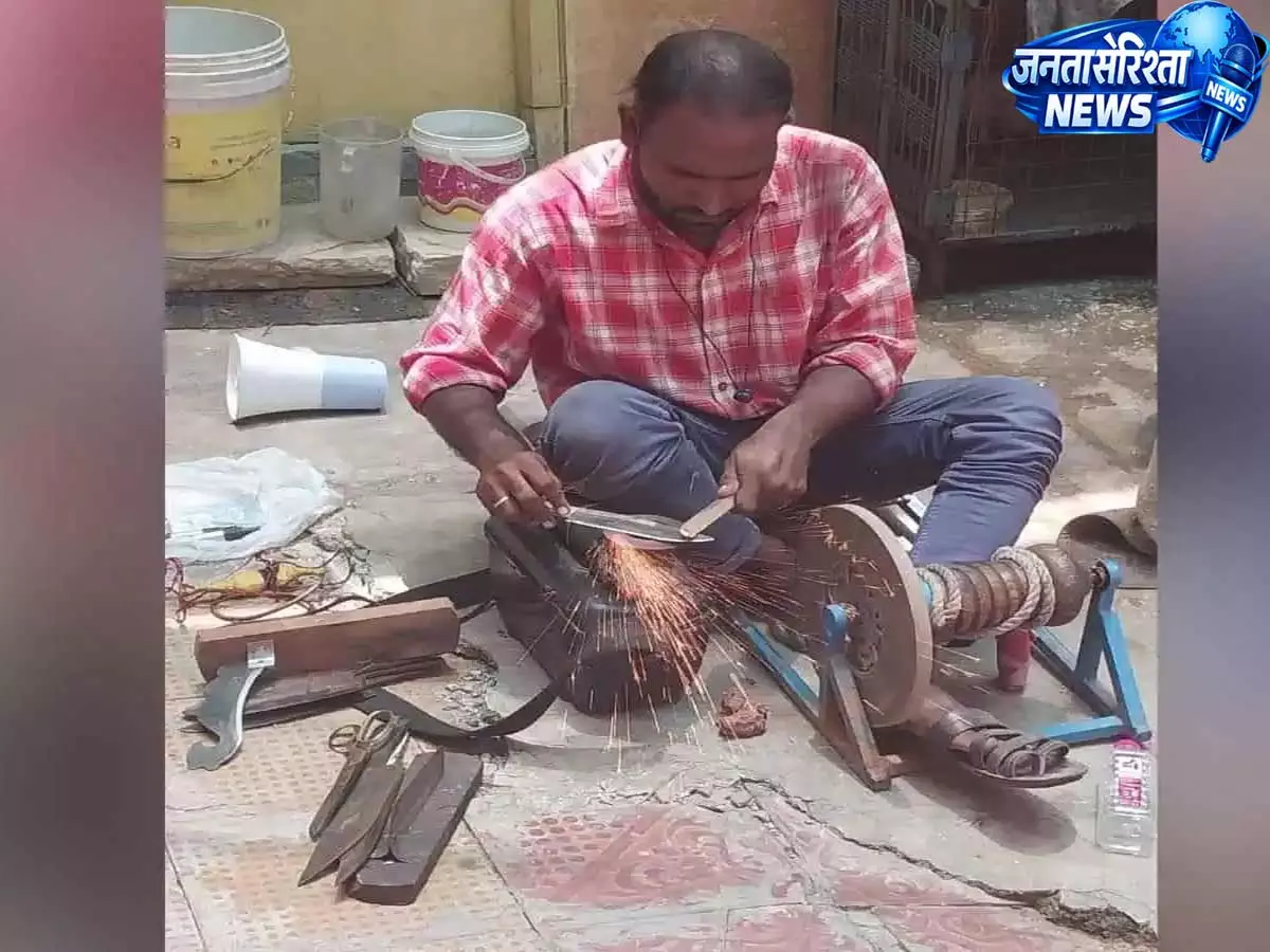 Hyderabad में बकरीद से पहले चाकू शार्पनरों की फिर बढ़ी मांग Hyderabad में बकरीद से पहले चाकू शार्पनरों की फिर बढ़ी मांग