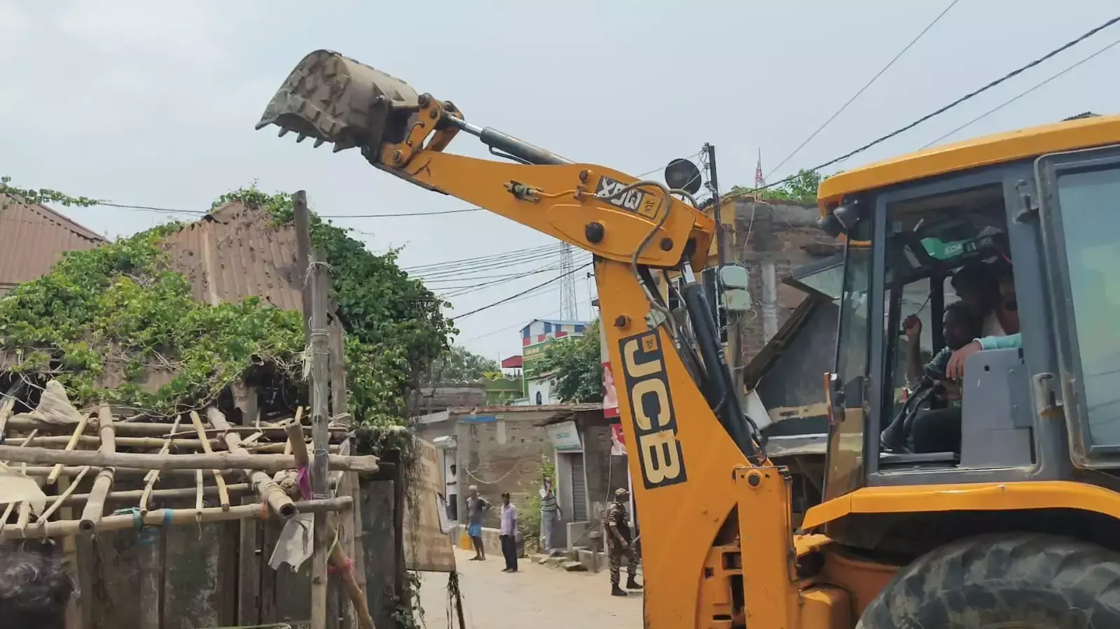 Hooghly: अवैध निर्माण पर प्रशासन का बुलडोजर एक्शन, नालों पर बने ढांचे तोड़े गए Hooghly: अवैध निर्माण पर प्रशासन का बुलडोजर एक्शन, नालों पर बने ढांचे तोड़े गए