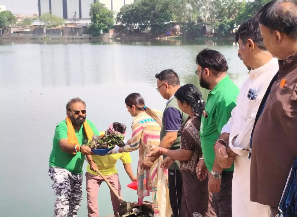 ग्रीन आर्मी ने टाटीबंध भुईया तालाब में चलाया स्वच्छता अभियान ग्रीन आर्मी ने टाटीबंध भुईया तालाब में चलाया स्वच्छता अभियान
