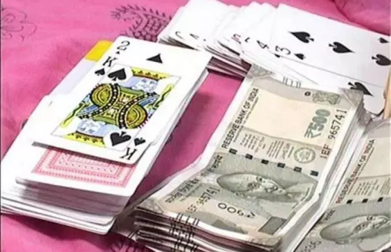 कॉम्प्लेक्स के पीछे जुए अड्डे का भंडाफोड़, 6 जुआरी गिरफ्तार कॉम्प्लेक्स के पीछे जुए अड्डे का भंडाफोड़, 6 जुआरी गिरफ्तार