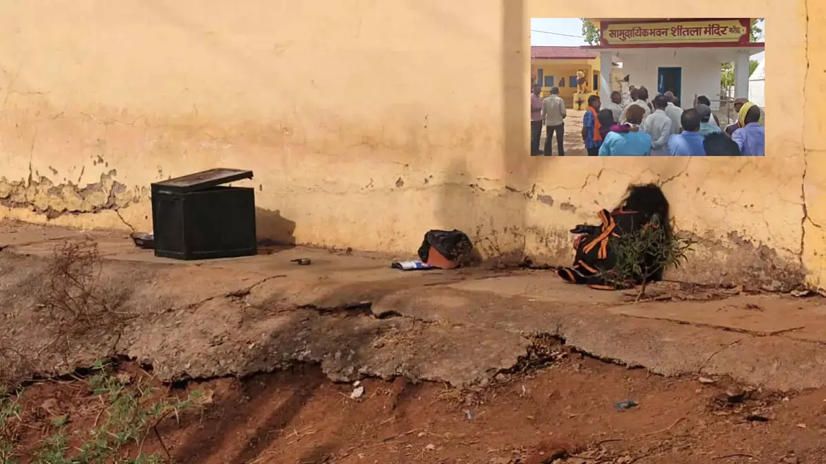 चोरों का शीतला मंदिर में धावा, सोने-चांदी के जेवर और नगदी पार चोरों का शीतला मंदिर में धावा, सोने-चांदी के जेवर और नगदी पार