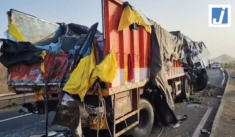 कई वाहनों की टक्कर में छह लोगों की मौत, 26 घायल कई वाहनों की टक्कर में छह लोगों की मौत, 26 घायल
