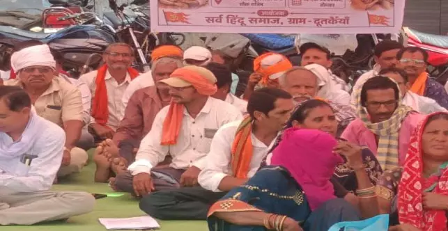 पुलिस अफसर ने युवाओं के हाथ में तलवार पकड़वाया और अपराधी बताया, आरोप लगाते बर्खास्त की मांग पुलिस अफसर ने युवाओं के हाथ में तलवार पकड़वाया और अपराधी बताया, आरोप लगाते बर्खास्त की मांग