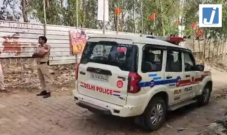 पेड़ से लटकता मिला ऑटो ड्राइवर का शव, पुलिस जांच में जुटी पेड़ से लटकता मिला ऑटो ड्राइवर का शव, पुलिस जांच में जुटी