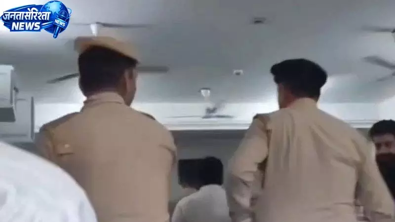 हमीरपुर कोर्ट बंदूक लेकर पहुंच गया शख्स, मच गई अफरा-तफरी हमीरपुर कोर्ट बंदूक लेकर पहुंच गया शख्स, मच गई अफरा-तफरी