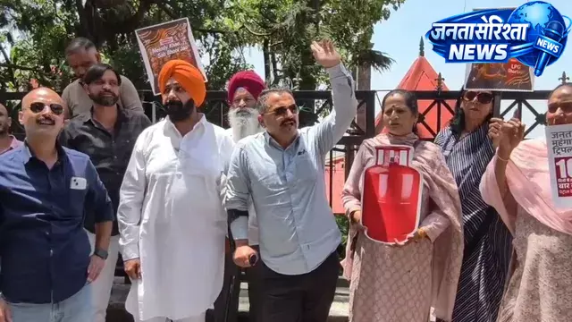 पेट्रोल-डीजल महंगाई पर कांग्रेस का विरोध, शिमला में CTO चौक पर धरना पेट्रोल-डीजल महंगाई पर कांग्रेस का विरोध, शिमला में CTO चौक पर धरना