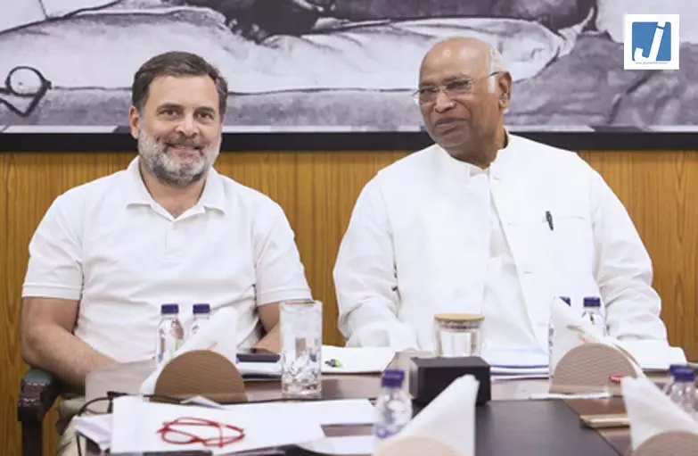 पेट्रोल-डीजल की कीमतों में बढ़ोतरी पर कांग्रेस का तीखा हमला, राहुल-खड़गे ने मोदी सरकार को घेरा पेट्रोल-डीजल की कीमतों में बढ़ोतरी पर कांग्रेस का तीखा हमला, राहुल-खड़गे ने मोदी सरकार को घेरा