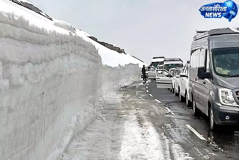 छात्रा को लेने पहुंचे तीन संदिग्ध, स्कूल प्रशासन ने बुलाई पुलिस छात्रा को लेने पहुंचे तीन संदिग्ध, स्कूल प्रशासन ने बुलाई पुलिस