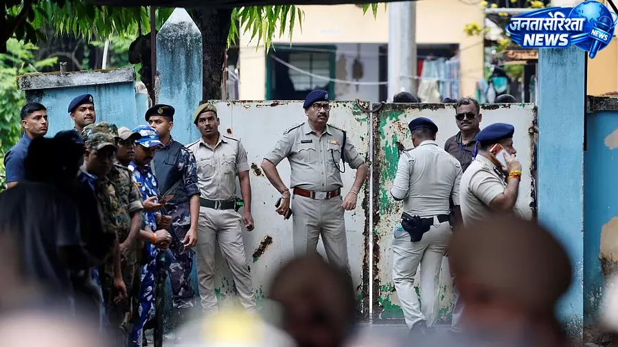 Kolkata : ज़मीन हड़पने रैकेट की जांच में 30 पुलिसकर्मी ED के दायरे में Kolkata : ज़मीन हड़पने रैकेट की जांच में 30 पुलिसकर्मी ED के दायरे में
