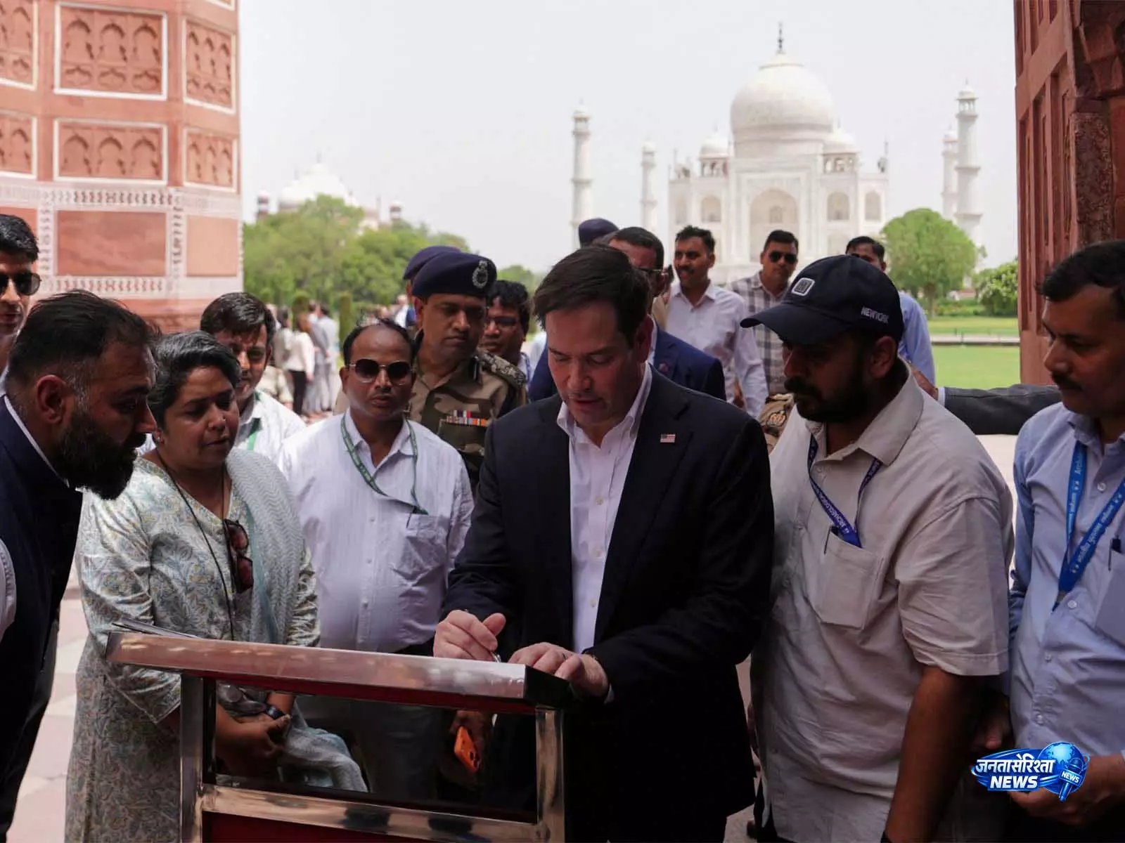 दुनिया का असली खज़ाना: Marco Rubio ने अपनी पत्नी जेनेट के साथ ताजमहल के दौरे के दौरान उसकी तारीफ़ की दुनिया का असली खज़ाना: Marco Rubio ने अपनी पत्नी जेनेट के साथ ताजमहल के दौरे के दौरान उसकी तारीफ़ की