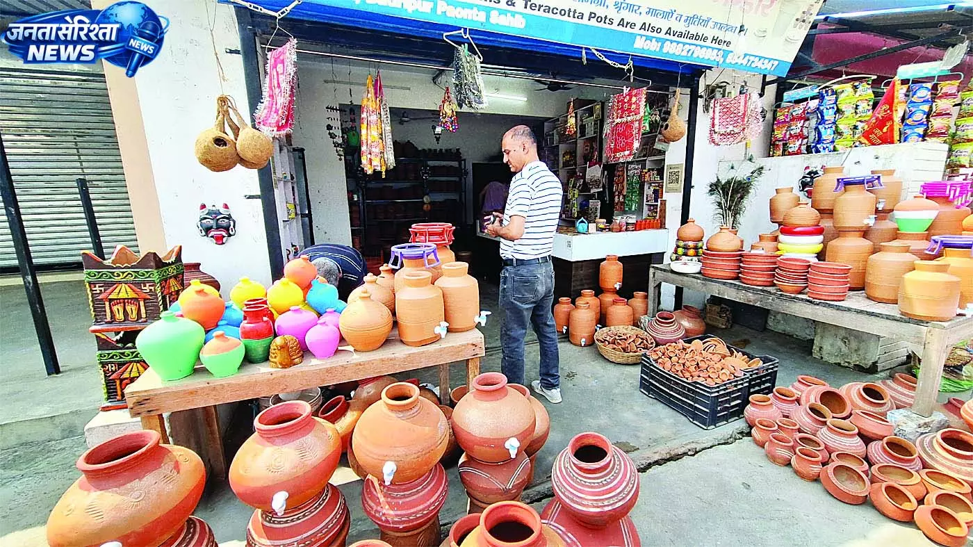 पांवटा में बढ़ती गर्मी के बीच मटके-सुराही की बढ़ी मांग पांवटा में बढ़ती गर्मी के बीच मटके-सुराही की बढ़ी मांग