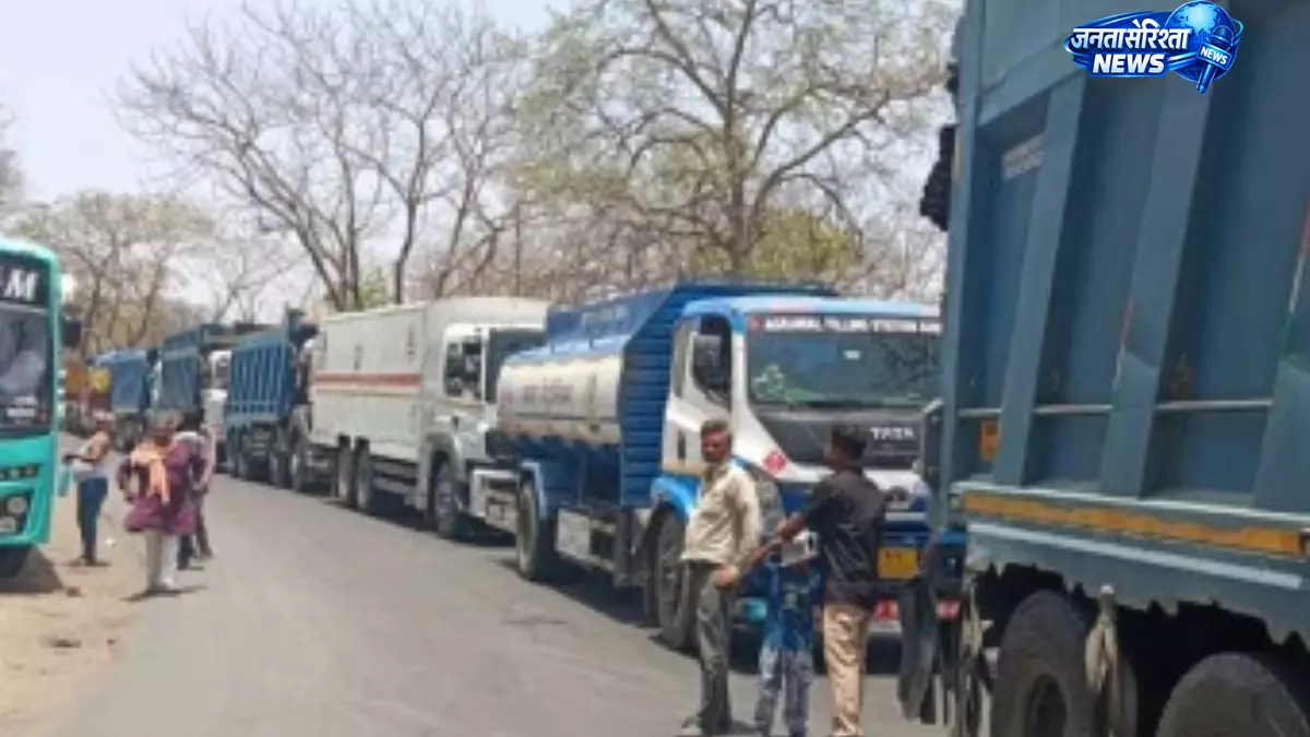 Indore-बैतूल नेशनल हाईवे पर भीषण जाम, 2.5 घंटे तक फंसे रहे सैकड़ों वाहन Indore-बैतूल नेशनल हाईवे पर भीषण जाम, 2.5 घंटे तक फंसे रहे सैकड़ों वाहन