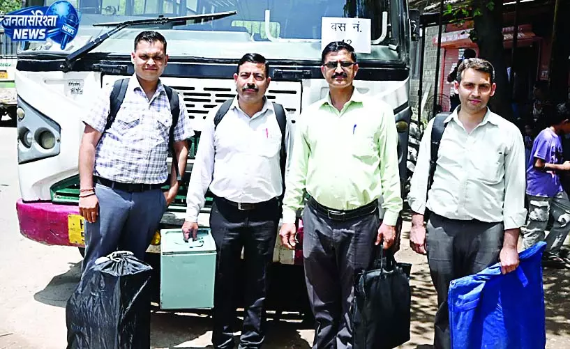 बसें पकड़ीं और पोलिंग बूथों की ओर बढ़ चले लोकतंत्र के सिपाही बसें पकड़ीं और पोलिंग बूथों की ओर बढ़ चले लोकतंत्र के सिपाही