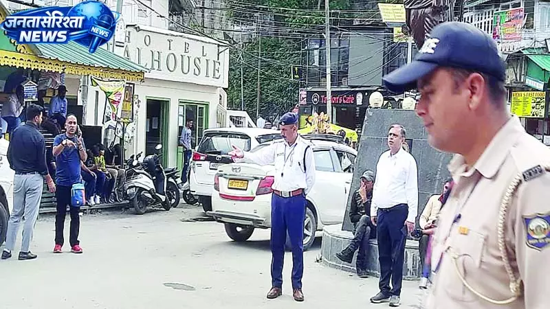 पर्यटन स्थलों पर पुलिस ने यातायात व्यवस्था को बनाया बेहतर पर्यटन स्थलों पर पुलिस ने यातायात व्यवस्था को बनाया बेहतर