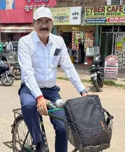 Dumka : रिटायरमेंट से पहले भी साइकिल से ऑफिस जा रहे डॉ. राजशेखर Dumka : रिटायरमेंट से पहले भी साइकिल से ऑफिस जा रहे डॉ. राजशेखर