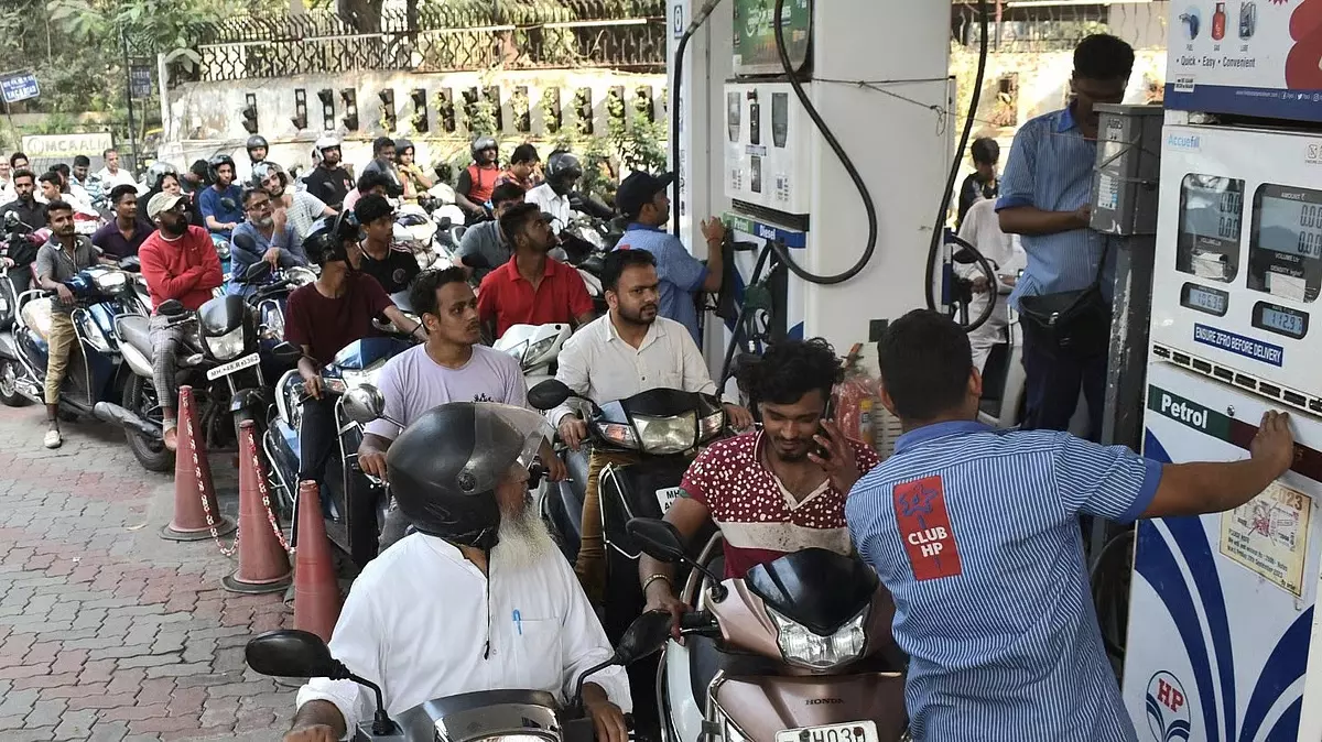 CTI की मांग: पेट्रोल-डीजल पर सभी राज्यों में 5% समान VAT लागू करने का केंद्र से आग्रह CTI की मांग: पेट्रोल-डीजल पर सभी राज्यों में 5% समान VAT लागू करने का केंद्र से आग्रह