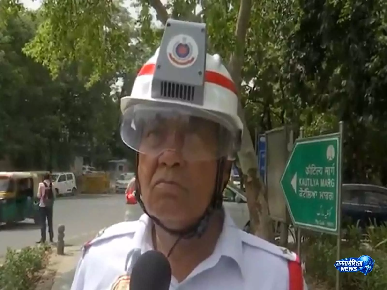 तपती सड़कों पर शांत दिमाग: Delhi ट्रैफिक पुलिस टेक्नोलॉजी वाले हेलमेट से लू का मुकाबला कर रही तपती सड़कों पर शांत दिमाग: Delhi ट्रैफिक पुलिस टेक्नोलॉजी वाले हेलमेट से लू का मुकाबला कर रही