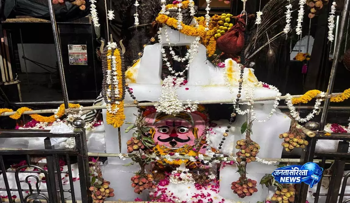 Nautapa की तपिश के बीच बाबा भैरवनाथ बने ‘बाबा बर्फानी’, 3100 किलो बर्फ से हुआ अलौकिक श्रृंगार Nautapa की तपिश के बीच बाबा भैरवनाथ बने ‘बाबा बर्फानी’, 3100 किलो बर्फ से हुआ अलौकिक श्रृंगार