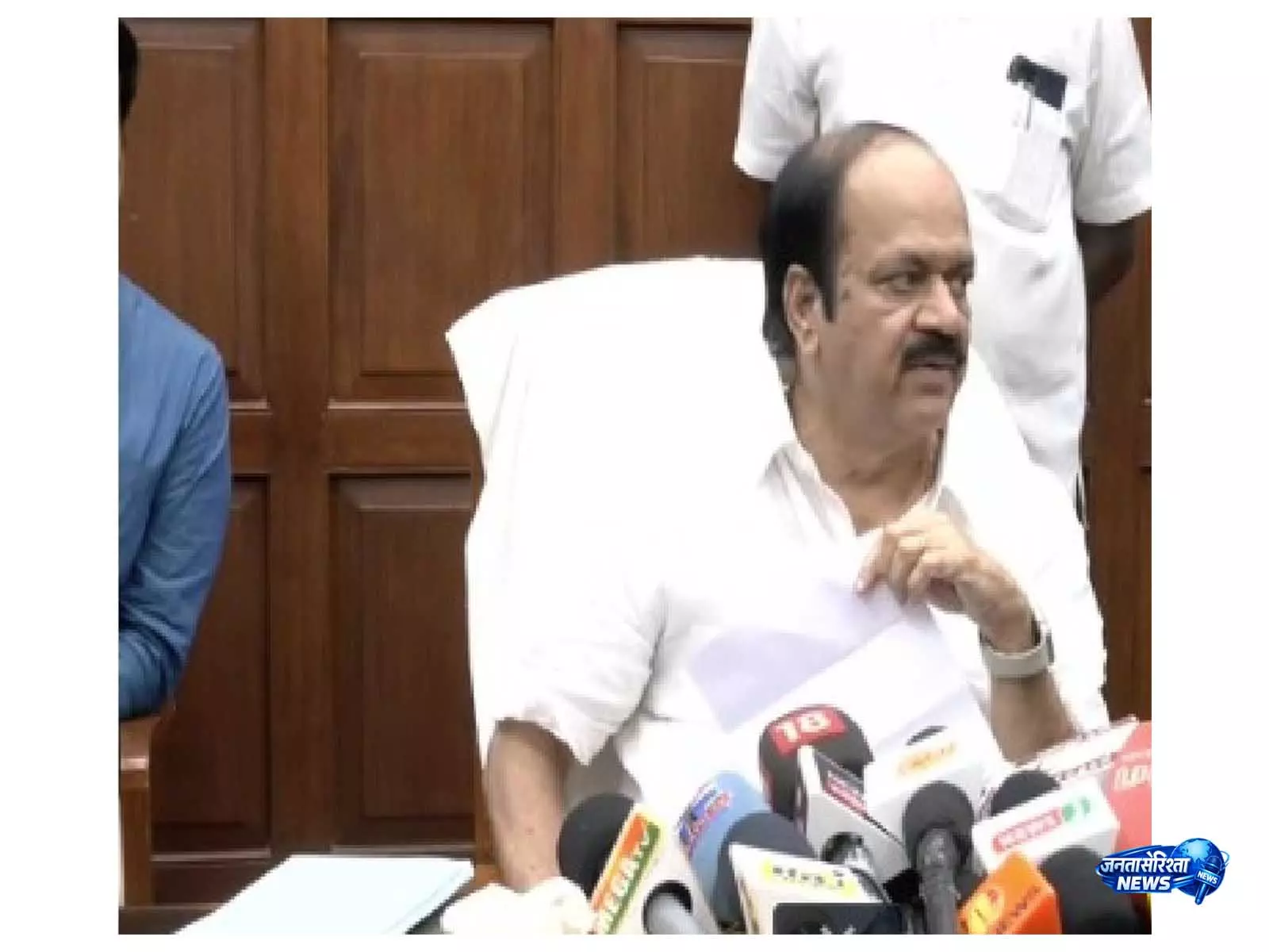 तमिलनाडु विधानसभा अध्यक्ष JCD प्रभाकर ने AIADMK के 3 विधायकों का इस्तीफा स्वीकार किया तमिलनाडु विधानसभा अध्यक्ष JCD प्रभाकर ने AIADMK के 3 विधायकों का इस्तीफा स्वीकार किया