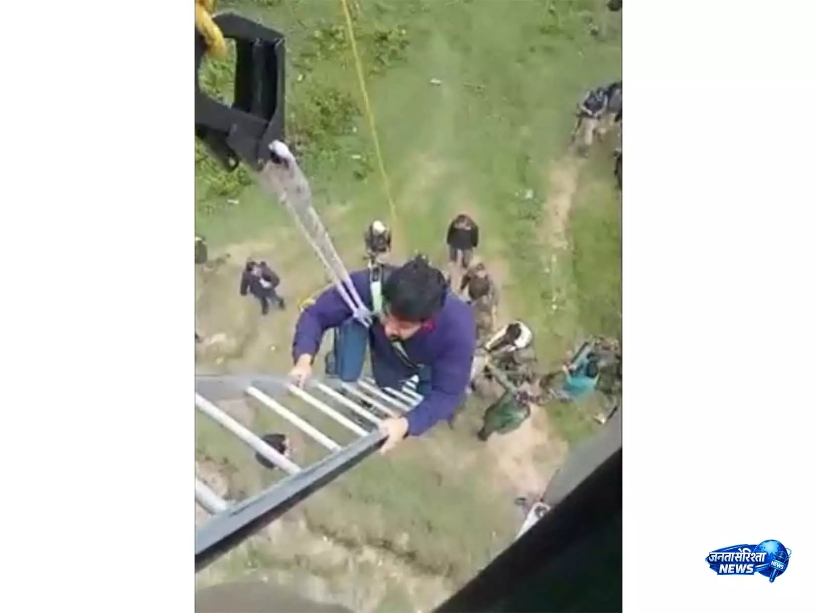 J-K: गुलमर्ग गोंडोला में तकनीकी खराबी के बाद पर्यटक फंसे J-K: गुलमर्ग गोंडोला में तकनीकी खराबी के बाद पर्यटक फंसे