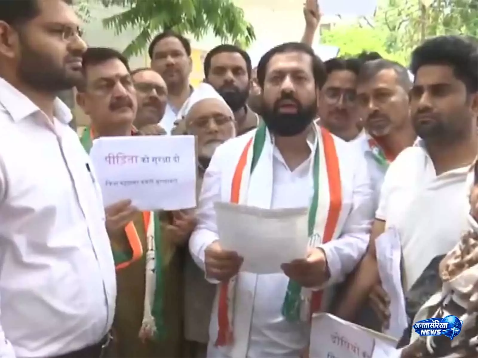 UP: मुरादाबाद में NEET अभ्यर्थी के लिए न्याय की मांग को लेकर कांग्रेस का प्रदर्शन UP: मुरादाबाद में NEET अभ्यर्थी के लिए न्याय की मांग को लेकर कांग्रेस का प्रदर्शन
