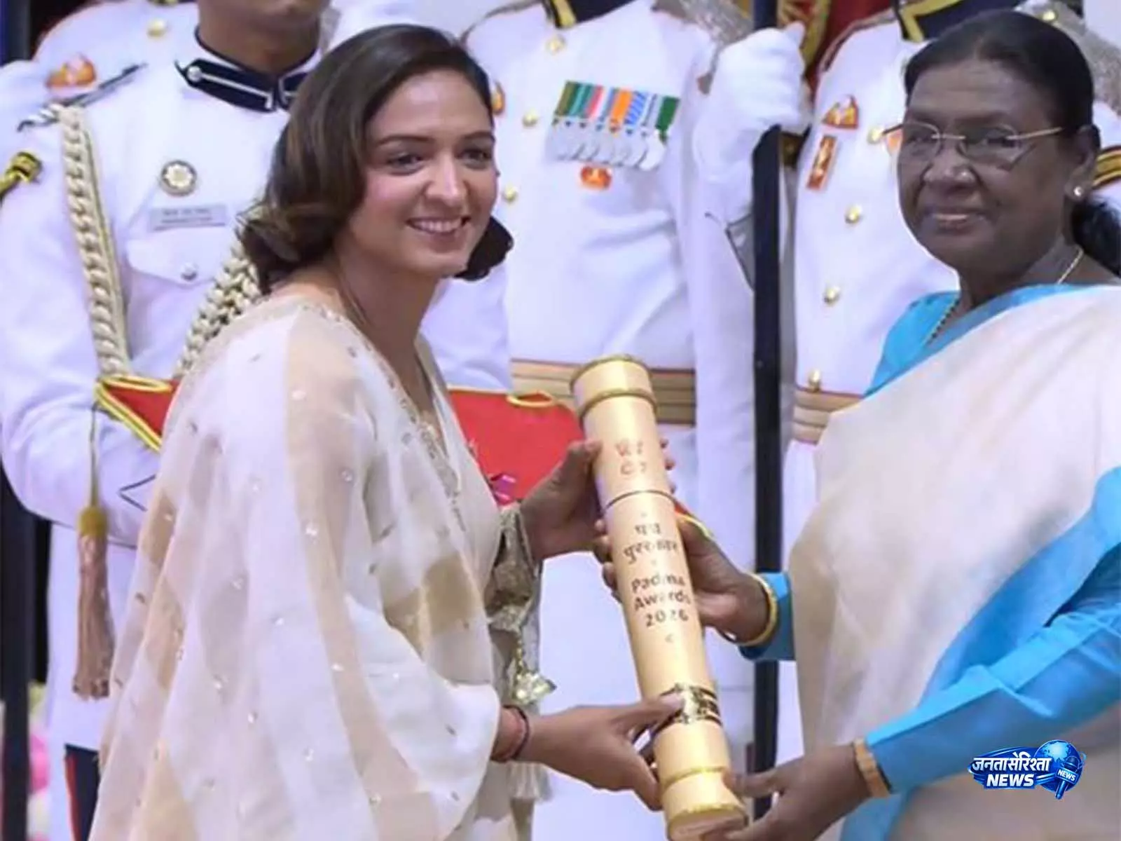 ऐतिहासिक विश्व कप जीत के बाद Harmanpreet Kaur को पद्म श्री से किया गया सम्मानित ऐतिहासिक विश्व कप जीत के बाद Harmanpreet Kaur को पद्म श्री से किया गया सम्मानित