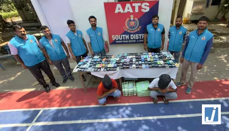 मोबाइल तस्करी गिरोह का किया भंडाफोड़, चोरी के 163 फोन बरामद मोबाइल तस्करी गिरोह का किया भंडाफोड़, चोरी के 163 फोन बरामद