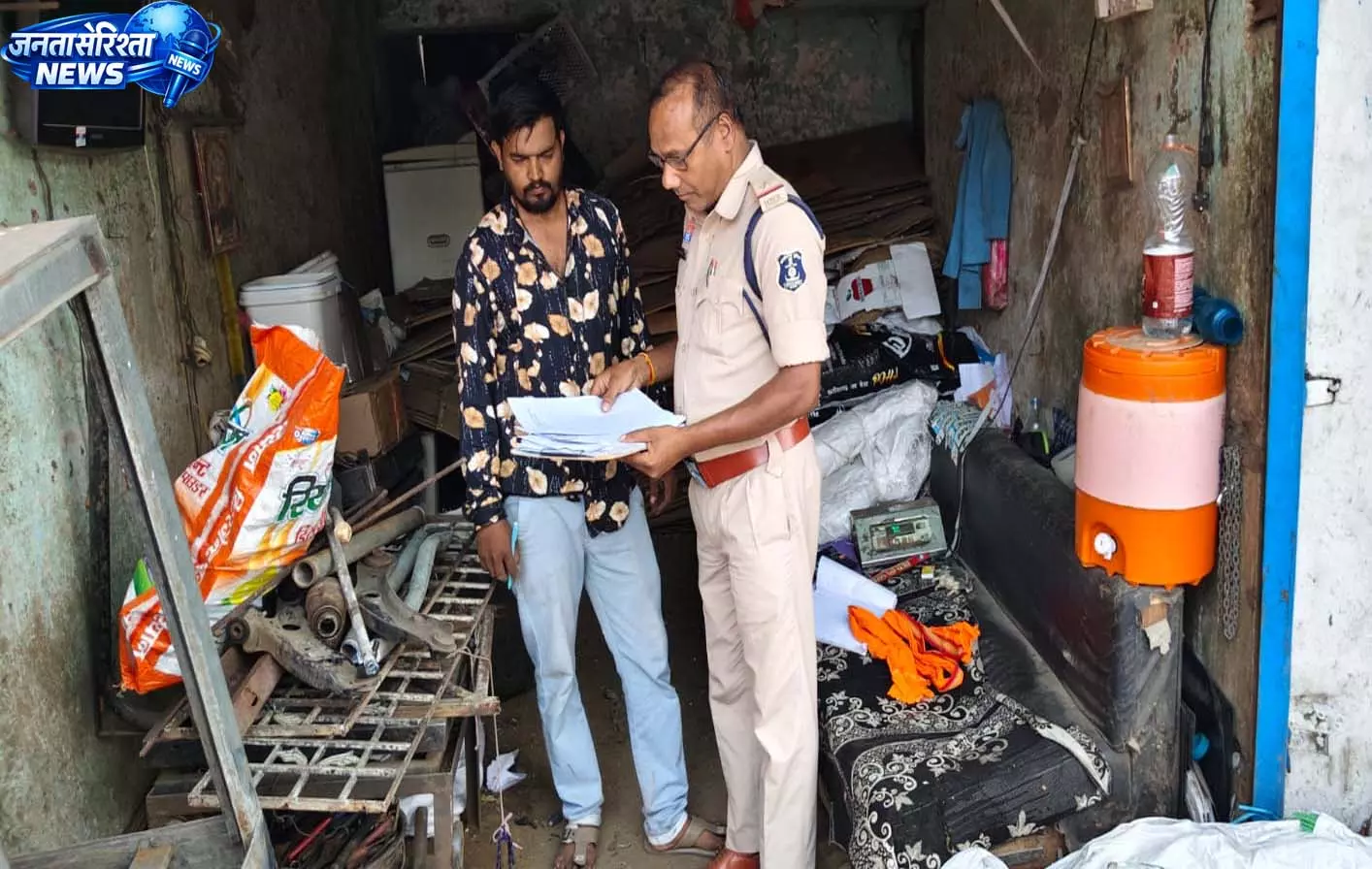 कबाड़ी और यार्ड संचालकों पर पुलिस का सघन अभियान, 6 दुकानों पर कार्रवाई कबाड़ी और यार्ड संचालकों पर पुलिस का सघन अभियान, 6 दुकानों पर कार्रवाई