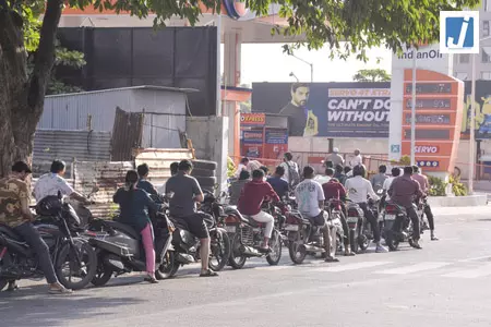 गुजरात: घबराहट में खरीदारी के चलते ईंधन की बिक्री में 80 प्रतिशत की वृद्धि दर्ज गुजरात: घबराहट में खरीदारी के चलते ईंधन की बिक्री में 80 प्रतिशत की वृद्धि दर्ज