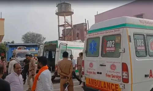 6 की मौत, डबल डेकर बस पलटने से मची चीख-पुकार