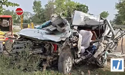 भीषण सड़क हादसा: 4 श्रद्धालुओं की मौत, 3 घायल