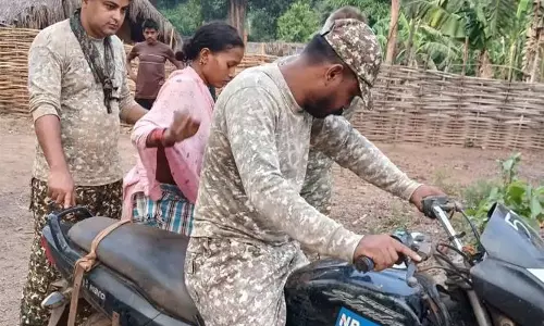 ITBP जवानों ने बीमार महिला को अस्पताल पहुंचाया ITBP जवानों ने बीमार महिला को अस्पताल पहुंचाया