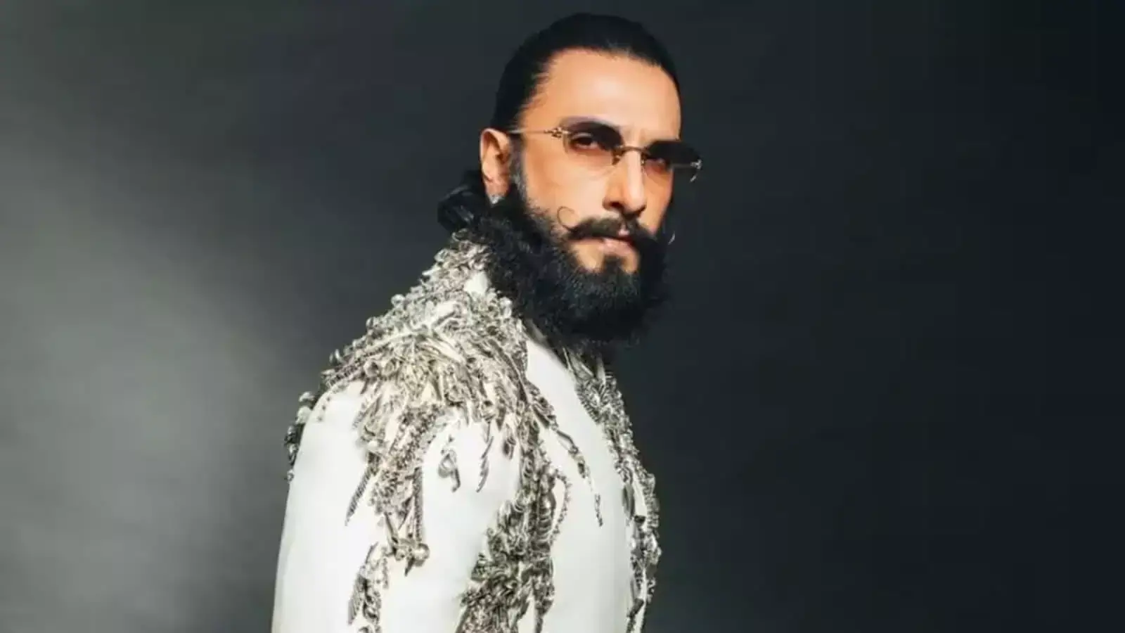 Ranveer Singh को ‘डॉन 3’ के निर्माताओं को 45 करोड़ रुपये देने चाहिए, वरना उन्हें बैन किया जाएगा Ranveer Singh को ‘डॉन 3’ के निर्माताओं को 45 करोड़ रुपये देने चाहिए, वरना उन्हें बैन किया जाएगा