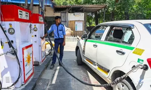 पेट्रोल-डीजल के बाद अब सीएनजी के दाम 2 रुपए प्रति किलो बढ़े पेट्रोल-डीजल के बाद अब सीएनजी के दाम 2 रुपए प्रति किलो बढ़े